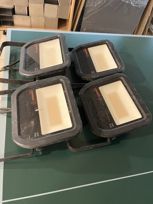 Продавам 4 броя LED прожектор