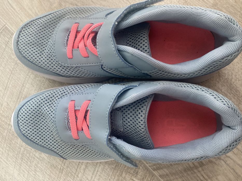 Продам детские кроссовки для девочки размер 35