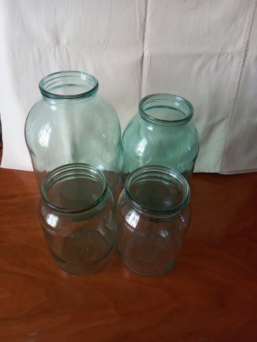 Банки и алюминиевые крышки.