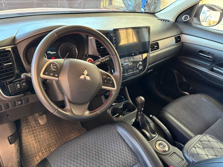 Mitsubishi Outlander 2015 variante la schimb