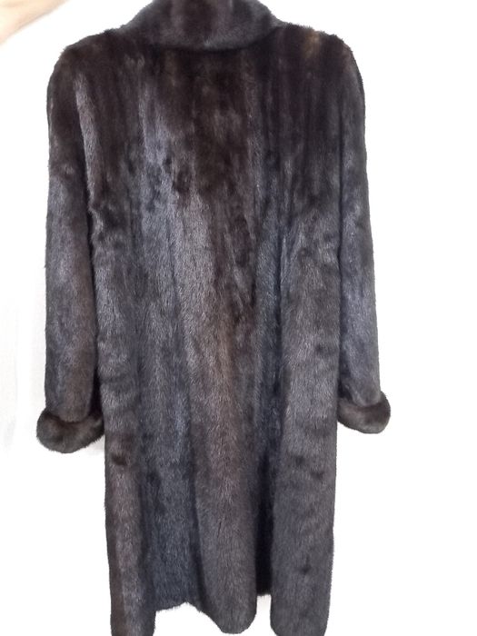 Норковая шуба продается