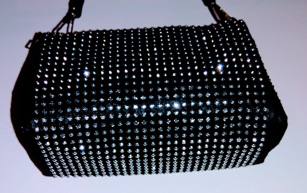 Елегантна дамска чантичка с инкрустирани камъчета