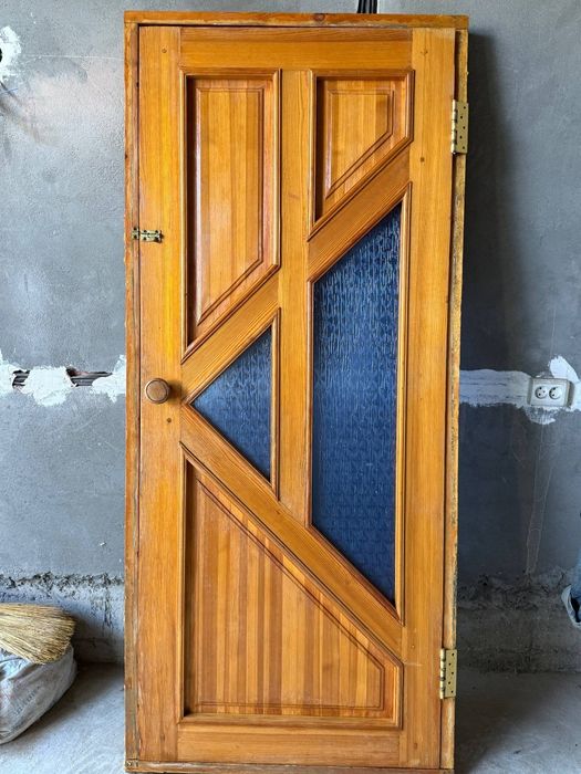 Продам межкомнатную деревянную дверь