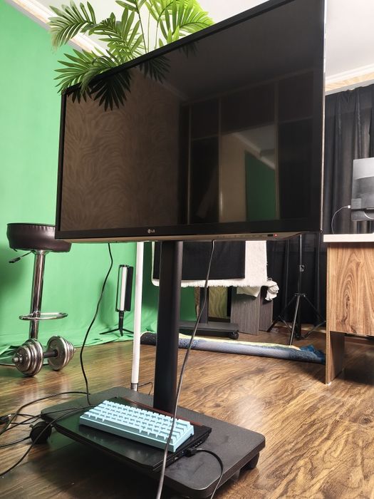 Телевизор с мобильной стойкой