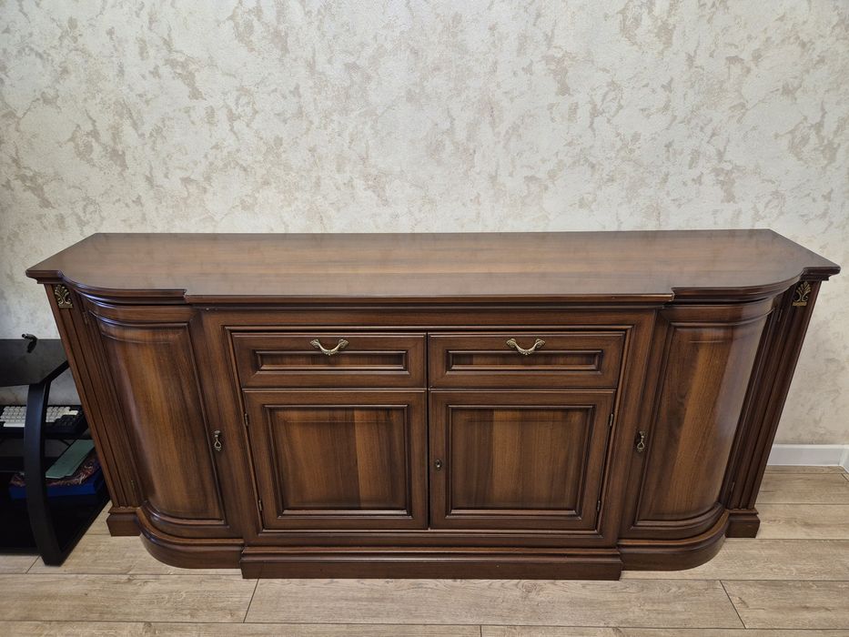 Витрина и Комод.  Производство Россмя.