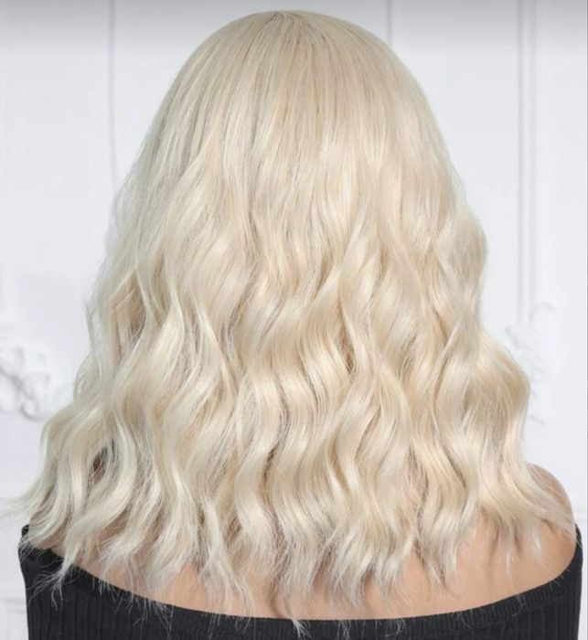 Peruca blond deschis usor ondulata