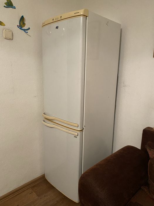 Продам холодильник Samsung RL28FBSW