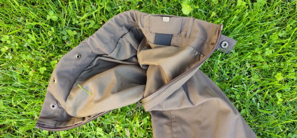 Pantaloni vanatoare impermeabili.