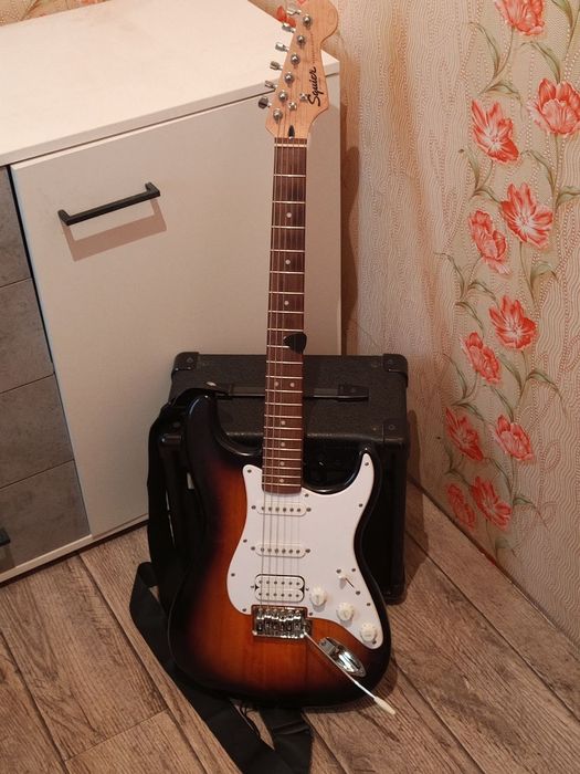 Гитара Fender Squier Stratocaster HSS + комбик Laney 15W