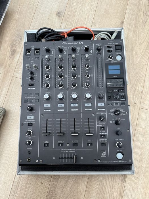 Set complet Pioneer CDJ-2000NXS2 + DJM-900NXS2 cu case și cabluri