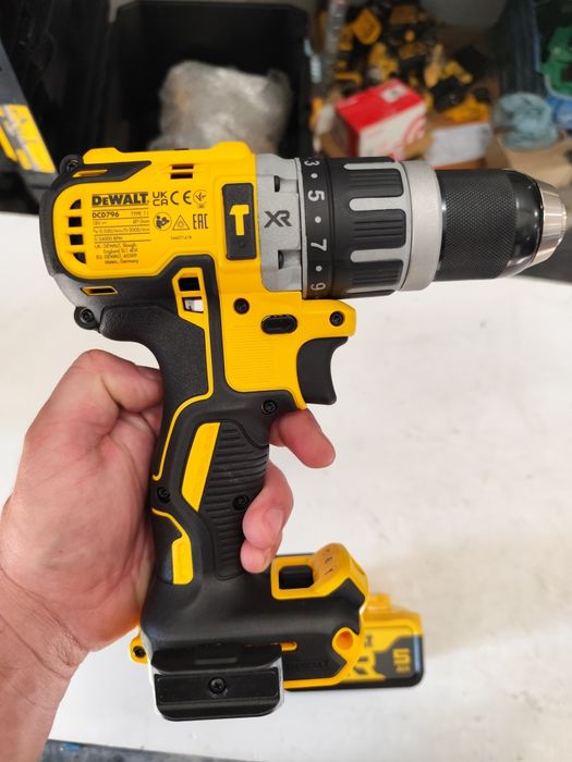 Безчетков акумулаторен удърен винтоверт Девалт DeWALT DCD796 + 5 Ah