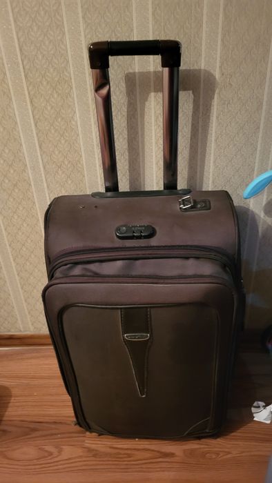 Продам чемодан двухколесный