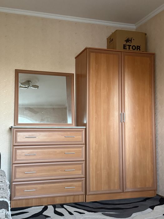 Шкаф и комод с зеркалом