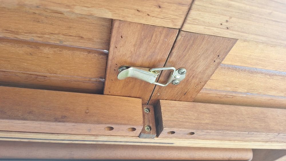 Дървена градинска маса