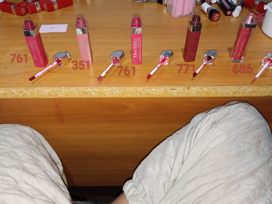 Продава червила гланцове на Диор!