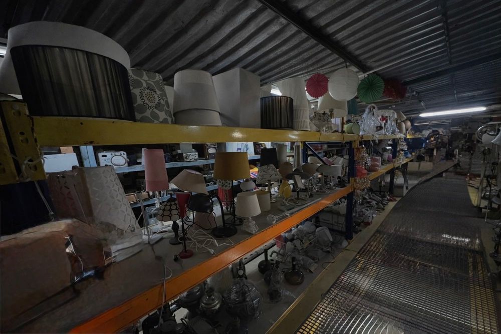 Stoc mobilier + obiecte decorative – vânzare integrală