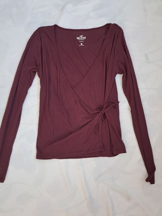 Блуза с дълбоко деклоте