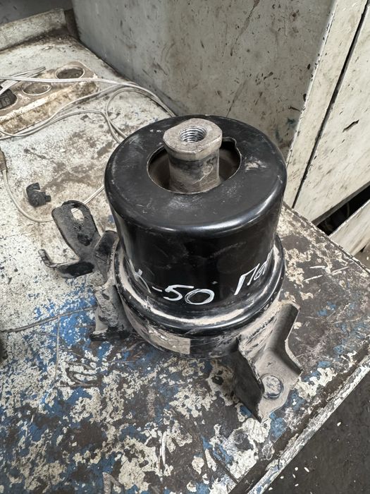 Продам подушку на камри 50