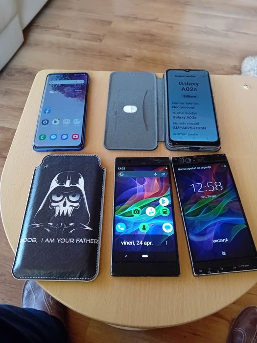 Vând  patru telefoane mobile
