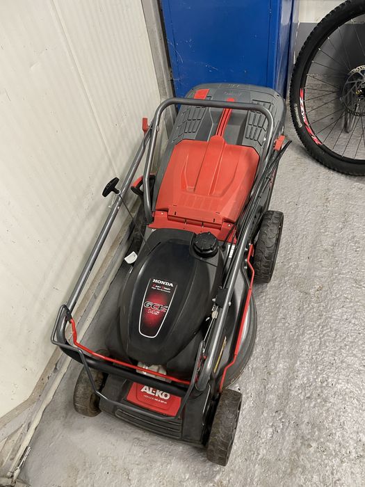 Masina De tuns iarba si e profesionala ,puternica