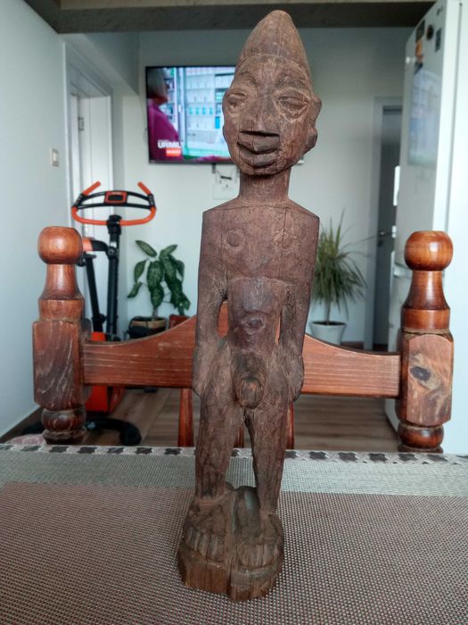 Култова африканска фигура.Дърворезба.Цената не подлежи на коментар.