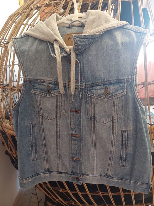 Vesta de blugi cu gluga