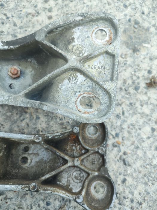 Траверс коробки на бмв Е34 механика