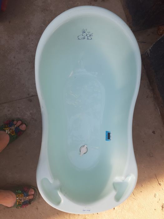 Ванночки,одна плотная с сиденьем,вторая потоньше.