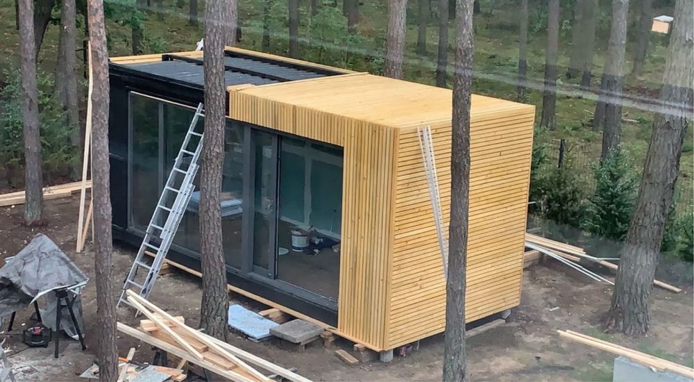 Container modular cu riflaje de lemn