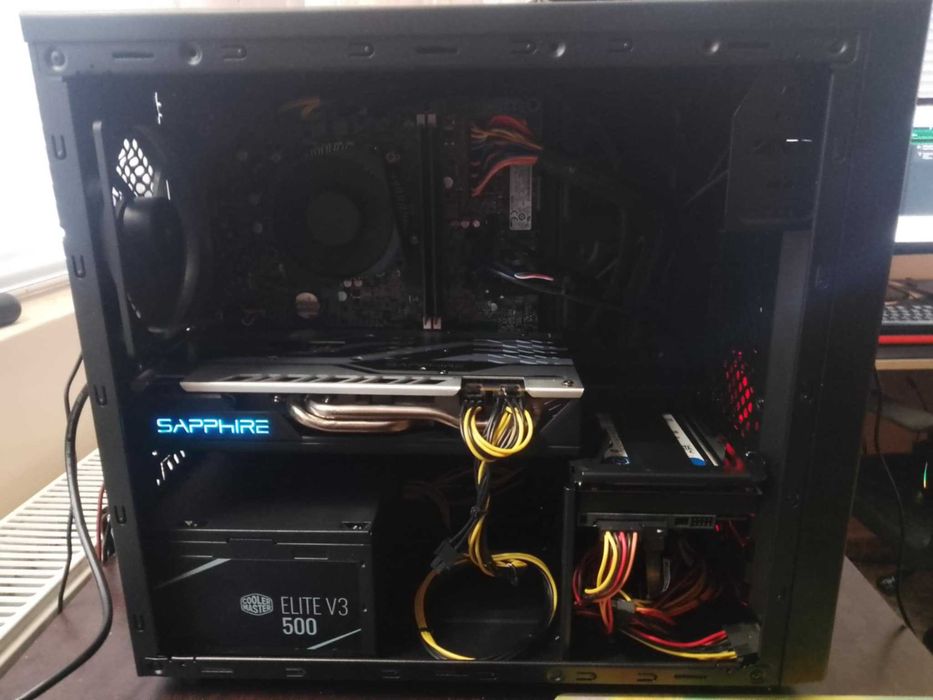 Kомпютър с монитор и клавиатура