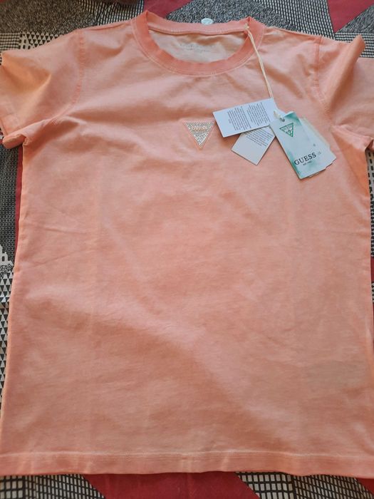 Тениска на марката Guess - оригинална