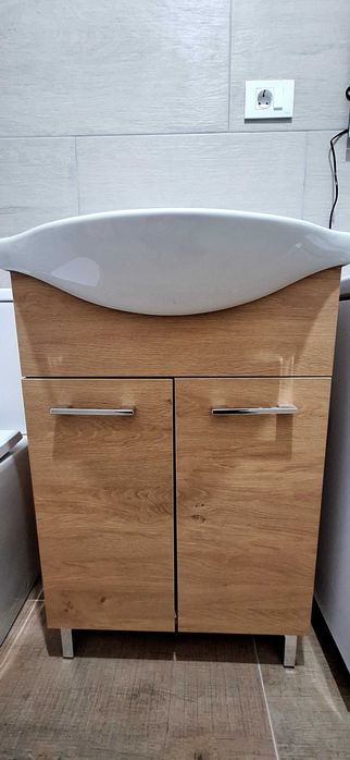 Vand dulap si lăvoar.