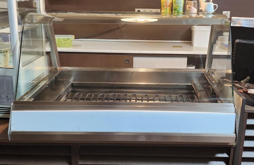 Продавам топла витрина