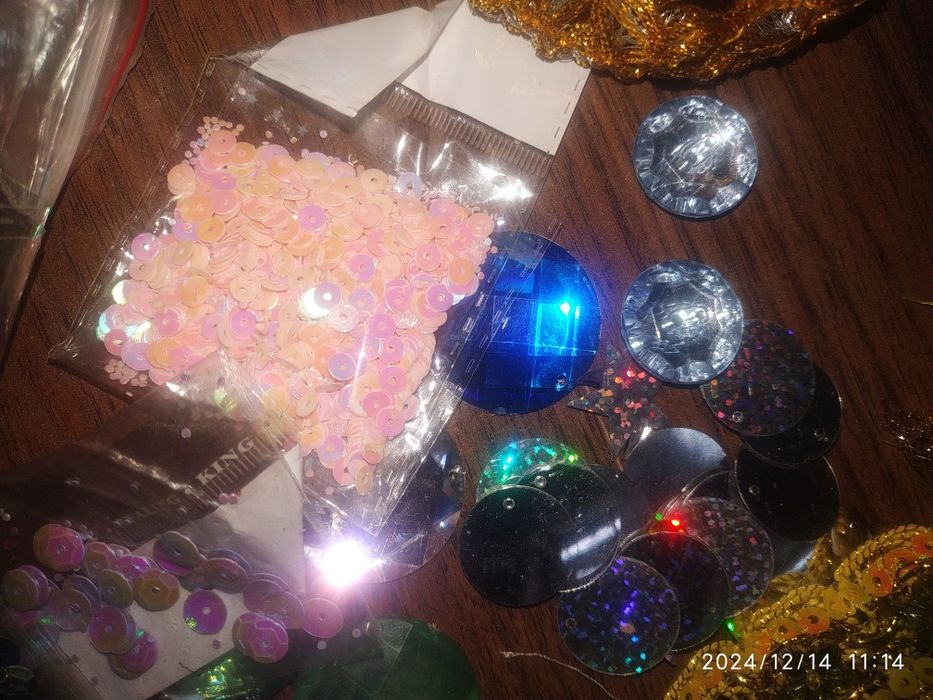 Тесьма,биссер,стразы,бусы все для шитья