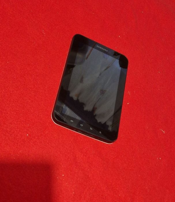 Tableta Samsung Galaxy Tab perfect funcționala doar conectata cu încărcătorul la priza. Baterie epuizata