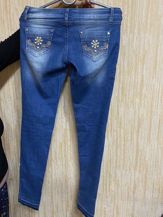 Красивый джинсовый костюм со стразами