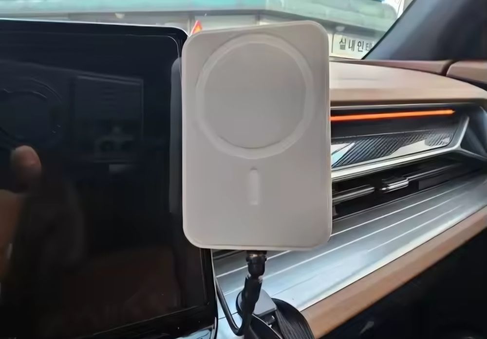 Безжично зарядно и стойка за кола Magsafe Бяло