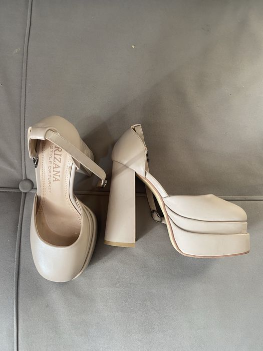 Несколько пар летних обувей