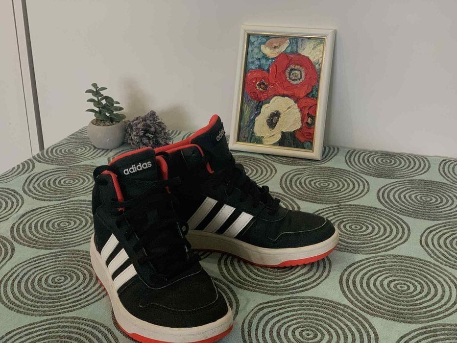 Страхотни боти Адидас и  Конвърс