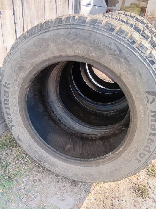 Продам шины зимние комплект R16