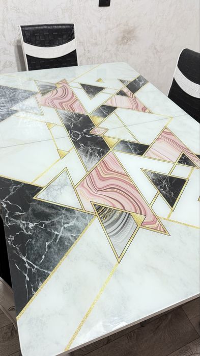 Кухонный стол со стульями.