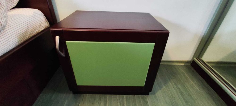 Стилна спалня с чекмеджета за съхранение + нощни шкафчета