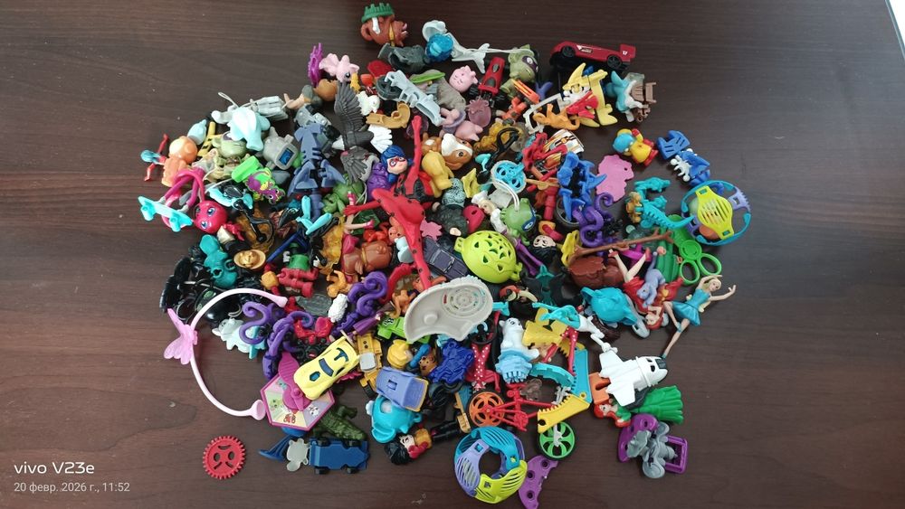 Продам Киндер игрушки