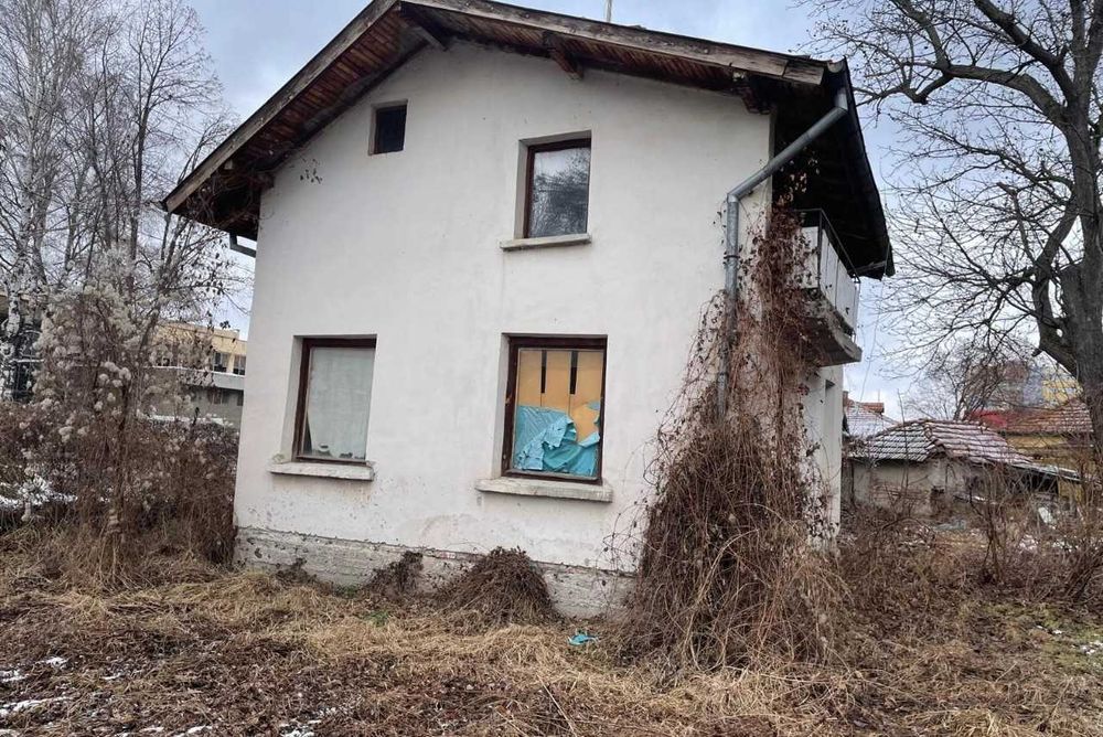 Къща с двор гр.Брезник