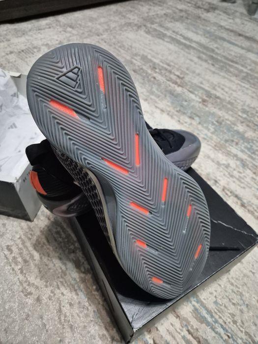 Продам кроссовки  Adidas