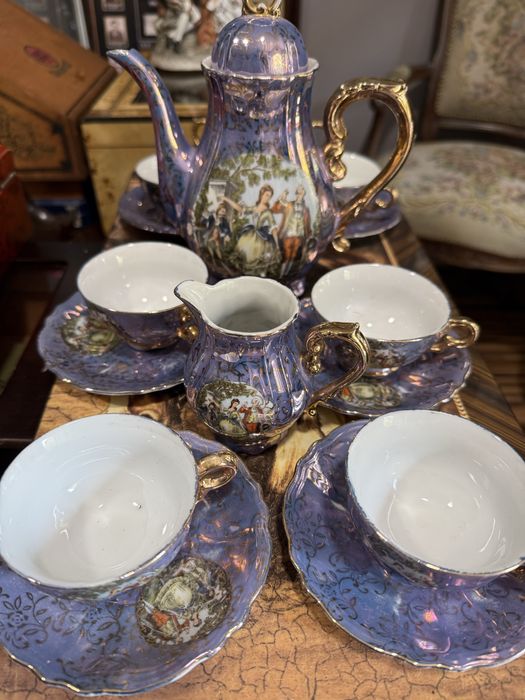 красив порцеланов сервиз за кафе