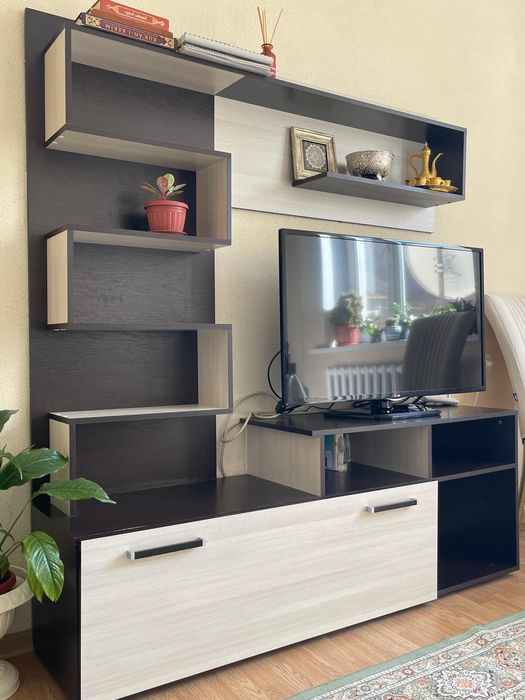 Срочно продам ТВ-тумбу со стеллажом и полкой