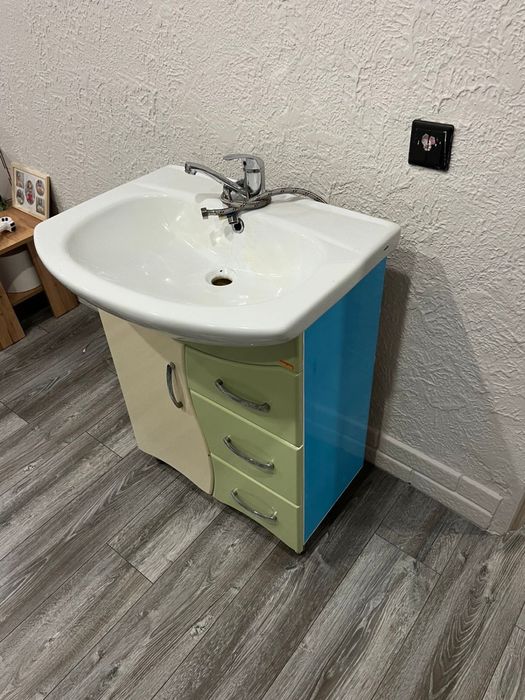 Продам раковину с тумбой