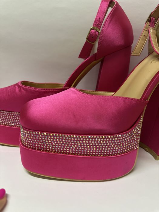 Красиви ярко розови високи обувки с камъни