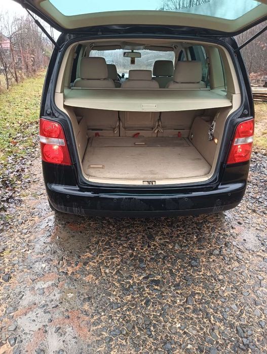 Vând Volkswagen Touran sau doar la schimb